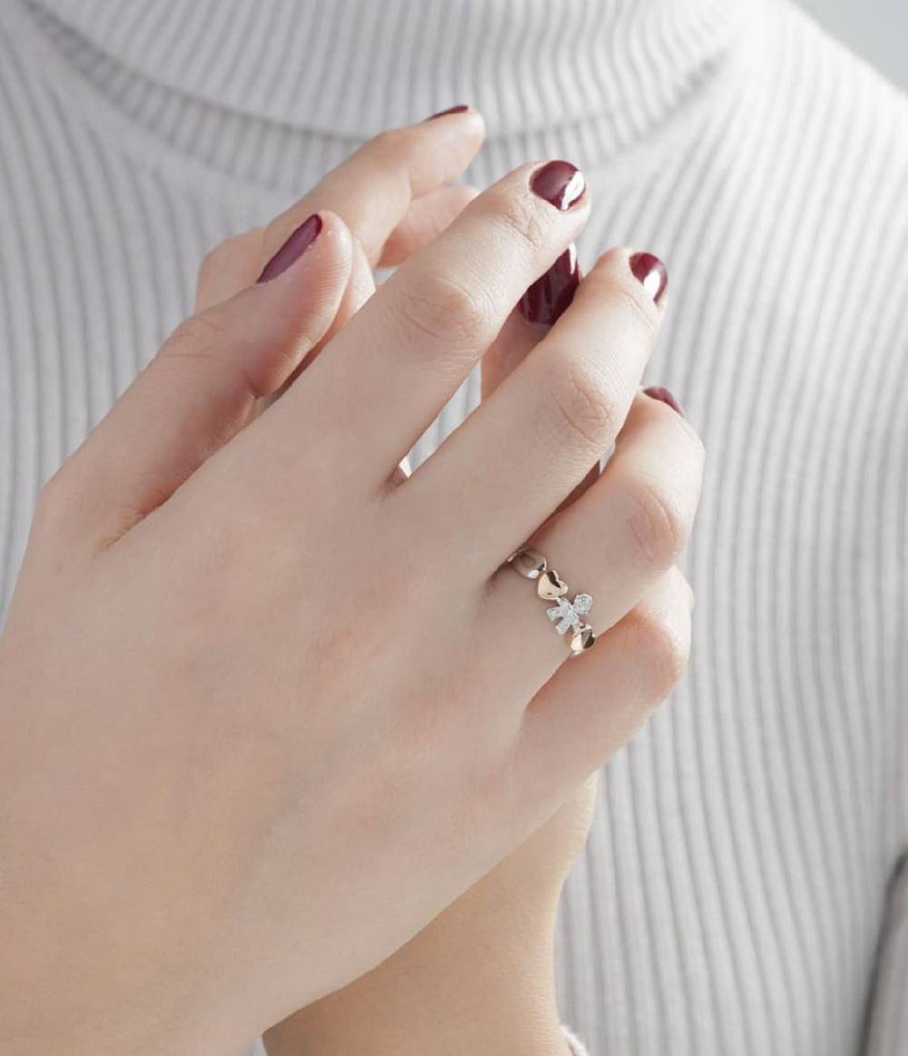 Le Bebé Anello I Preziosi con sagoma bimbo in oro bianco e diamanti Italia