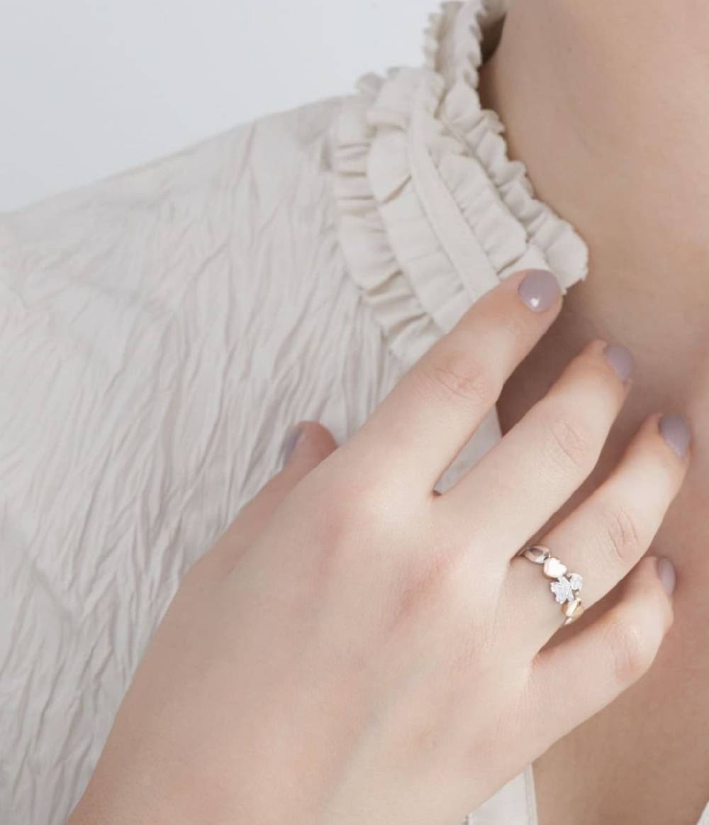 Le Bebé Anello I Preziosi con sagoma bimba in oro bianco e diamanti Offerta