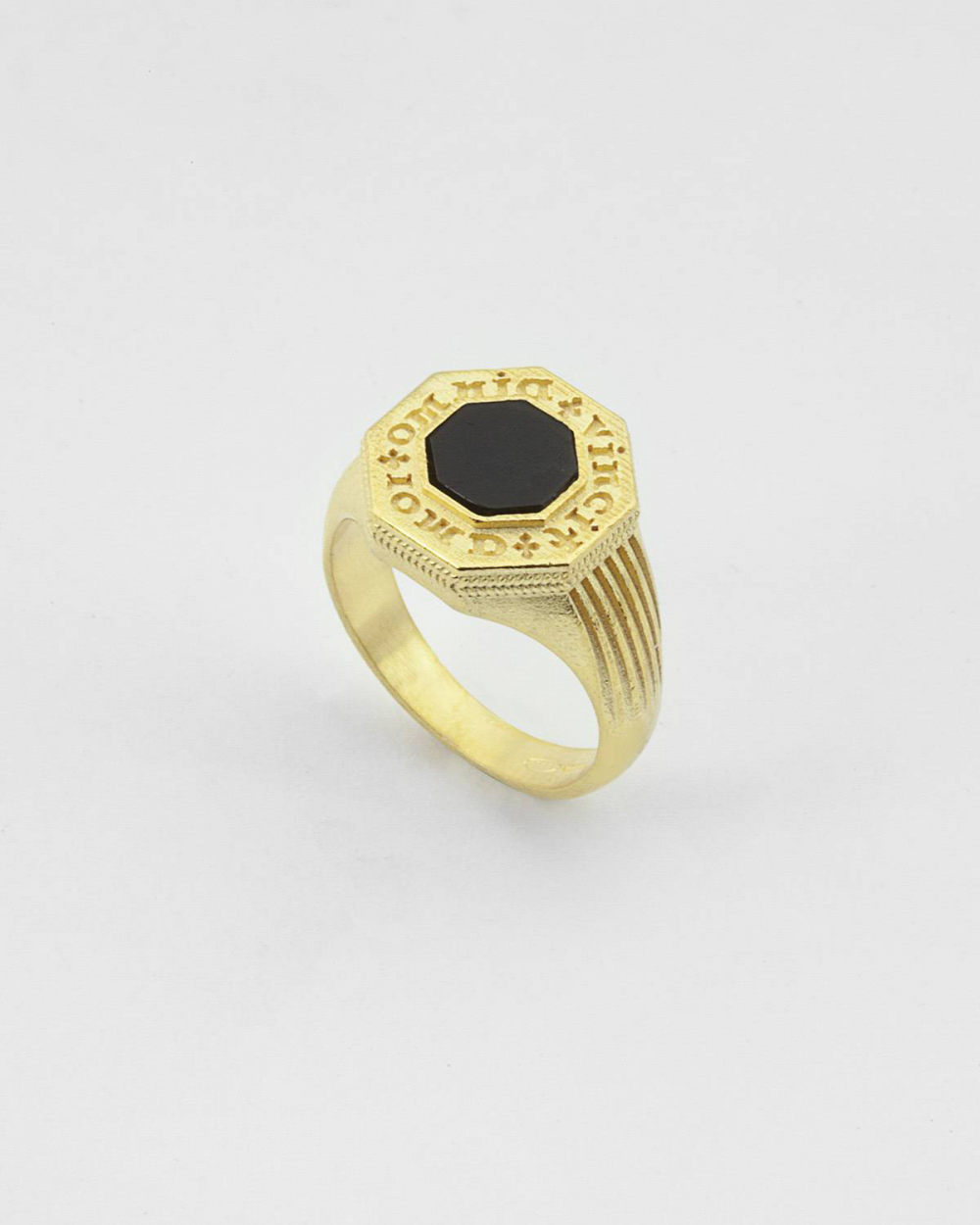 Nove25 ANELLO CHEVALIER OMNIA VINCIT AMOR PLACCATO ORO