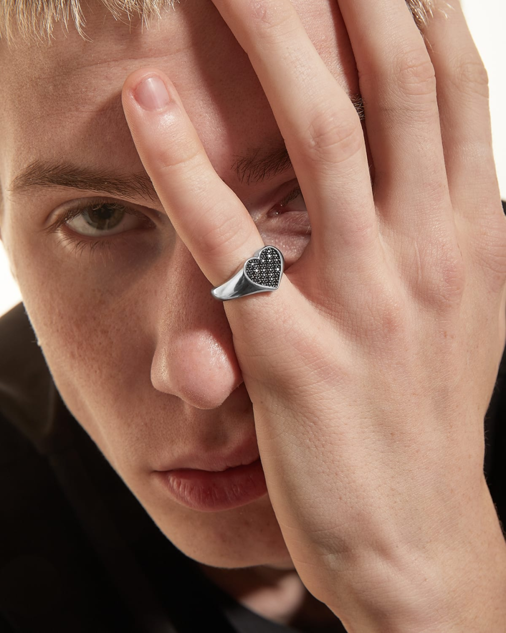 Nove25 ANELLO CHEVALIER CUORE CON BRILLANTE NERO Sconto