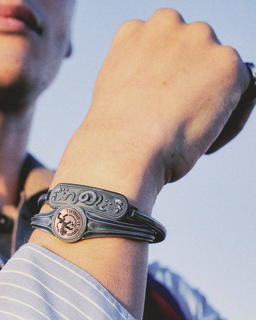 Nove25 BRACCIALE RIGIDO CHEVALIER VIRIBUS ET ANIMO IN ARGENTO Outlet