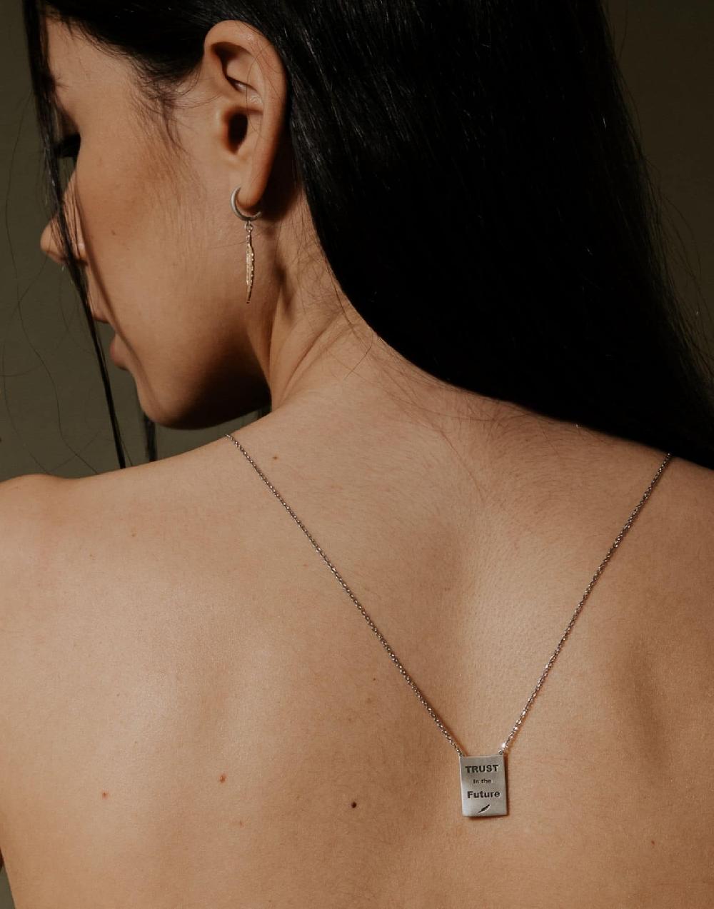 Thais Bernardes Scapolare “Trust In The Future” In Saldo