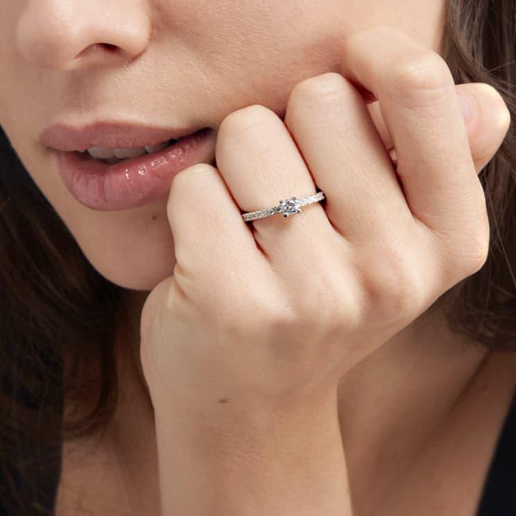 Unoaerre Anello solitario in argento con zirconi | UNOAERRE Gioielli I Più Venduti