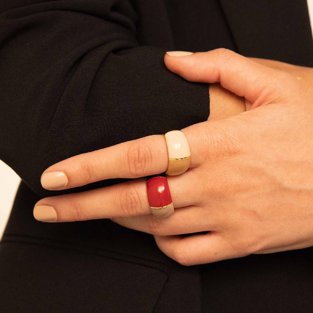 Unoaerre Anello in bronzo dorato con design bombato e smalto beige e nocciola. | UNOAERRE Gioielli Pezzi Unici
