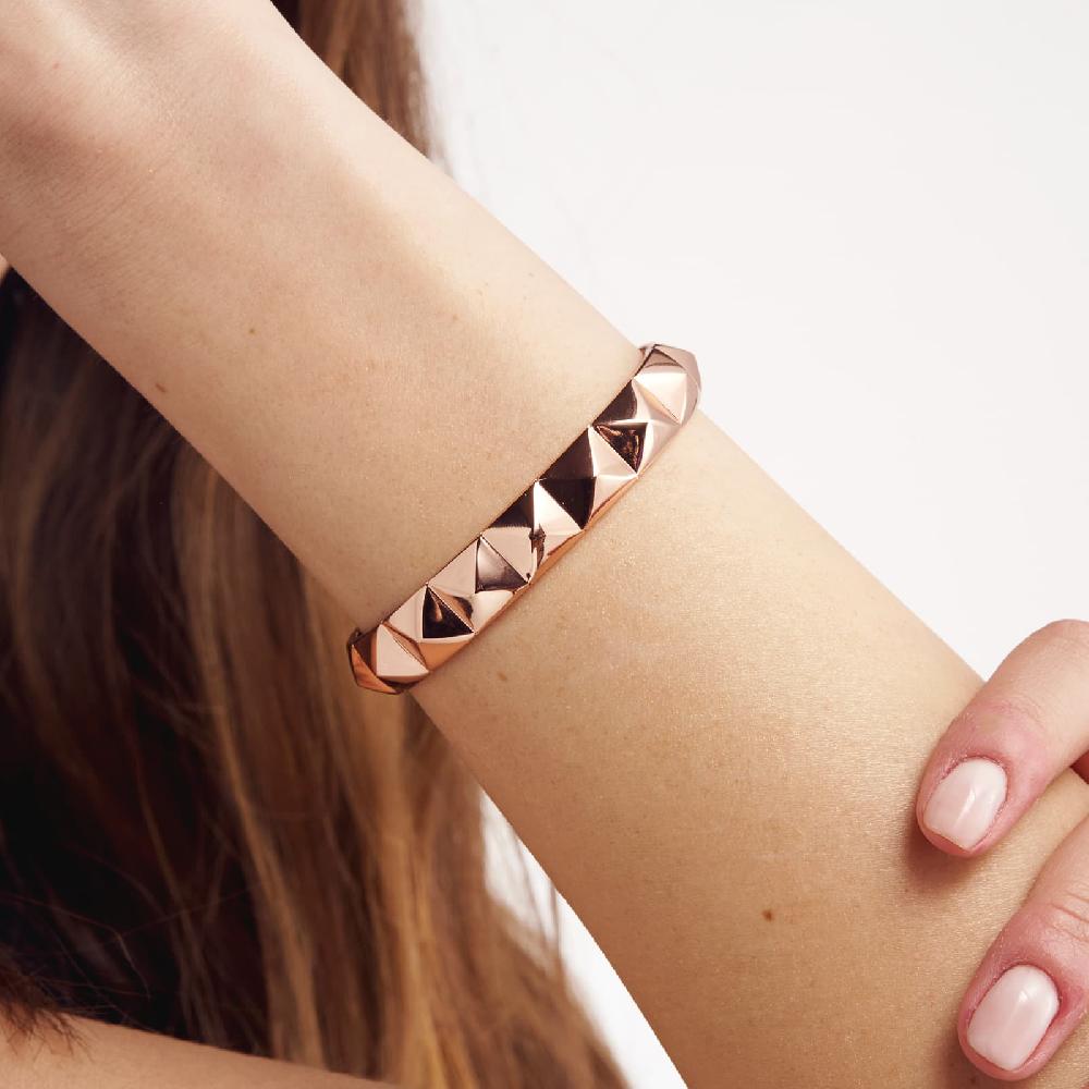 Unoaerre Bracciale rigido in bronzo dorato rosa piramidi | UNOAERRE Gioielli Sostegno trimestrale
